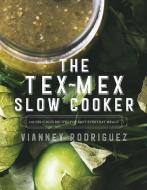 The Tex-Mex Slow Cooker: 100 Delicious Recipes for Easy Everyday Meals di Vianney Rodriguez edito da COUNTRYMAN PR