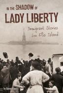 In the Shadow of Lady Liberty: Immigrant Stories from Ellis Island di Danny Kravitz edito da CAPSTONE PR