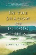 In the Shadow of 10,000 Hills di Jennifer Haupt edito da Central Avenue Publishing