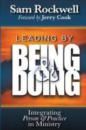 Leading by Being and Doing: Integrating Person and Practice in Ministry di Sam Rockwell edito da Encounters Press