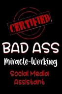 Certified Bad Ass Miracle-Working Social Media Assistant: Funny Gift Notebook for Employee, Coworker or Boss di Genius Jobs Publishing edito da INDEPENDENTLY PUBLISHED