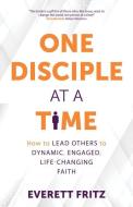 One Disciple at a Time: How to Lead Others to Dynamic, Engaged, Life-Changing Faith di Everett Fritz edito da AVE MARIA PR