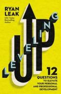 Leveling Up: 12 Questions to Elevate Your Personal and Professional Development di Ryan Leak edito da THOMAS NELSON PUB