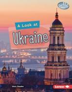A Look at Ukraine di Matt Doeden edito da LERNER PUBN