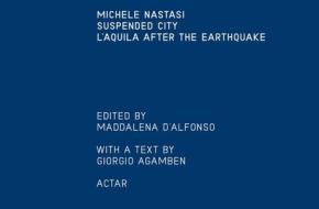 Suspended City: l'Aquila After the Earthquake di Michele Nastasi edito da ACTAR D