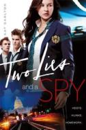 Two Lies and a Spy di Kat Carlton edito da Simon & Schuster Books for Young Readers