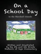 On a School Day in the Marshall Islands di Fifth and Sixth Grade Students of Japo E edito da Createspace
