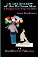 In the Shadow of the Balloon Man: A Ginger Frye Private Eye Yoga Mystery di Anne Blackmore edito da Createspace