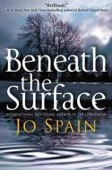 Beneath the Surface: An Inspector Tom Reynolds Mystery di Jo Spain edito da CROOKED LANE BOOKS