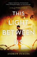 This Light Between Us: A Novel of World War II di Andrew Fukuda edito da THORNDIKE STRIVING READER