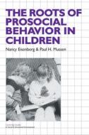 The Roots Of Prosocial Behavior In Children di Nancy Eisenberg, Paul Henry Mussen edito da Cambridge University Press