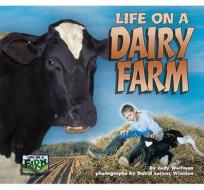 Life on a Dairy Farm di Judy Wolfman edito da Carolrhoda Books