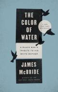 The Color of Water: A Black Man's Tribute to His White Mother di James McBride edito da RIVERHEAD