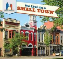 We Live in a Small Town di Mary Austen edito da PowerKids Press