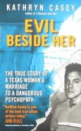 Evil Beside Her: The True Story of a Texas Woman's Marriage to a Dangerous Psychopath di Kathryn Casey edito da HARPER TORCH