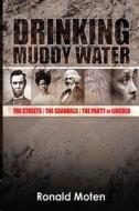 Drinking Muddy Water: The Streets, the Scandals, the Party of Lincoln di Ronald Moten edito da Sudden Change Media