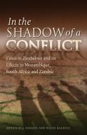 In the Shadow of a Conflict. Crisis in Zimbabwe and Its Effects in Mozambique, South Africa and Zambia edito da Weaver Press