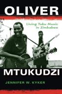 Oliver Mtukudzi: Living Tuku Music in Zimbabwe di Jennifer W. Kyker edito da INDIANA UNIV PR