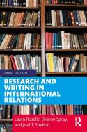 Research and Writing in International Relations di Laura Roselle, Sharon Spray, Joel T. Shelton edito da Taylor & Francis Ltd