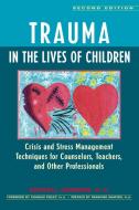 Trauma in the Lives of Children: Crisis and Stress Management Techniques for Counselors, Teachers, and Other Professiona di Kendall Johnson edito da HUNTER HOUSE
