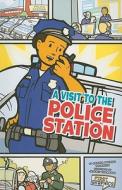 A Visit to the Police Station di Amanda Doering Tourville edito da First Facts Books