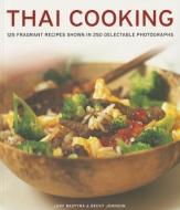 Thai Cooking: 125 Fragrant Recipes Shown in 250 Delectable Photographs di Judy Bastyra, Becky Johnson edito da PEONY PR