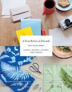 A Year Between Friends di Maria Vettese, Stephanie Barnes edito da Abrams