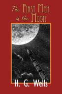 The First Men in the Moon di H. G. Wells edito da Phoenix Pick