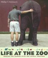 Life at the Zoo - Behind the Scenes with Animal Doctors di Phillip T. Robinson edito da Columbia University Press
