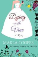 Dying on the Vine: A Mystery di Marla Cooper edito da Minotaur Books