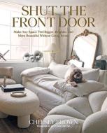 Shut the Front Door: Make Any Space Feel Bigger, Better, and More Beautiful Without Going Broke di Chelsey Brown edito da GIBBS SMITH PUB