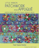 Little Ribbon Patchwork & Appliqué: Colorful Designs with Kaffe Fassett Ribbons and Fabrics di Heart Space Studios edito da TAUNTON PR