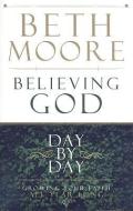Believing God Day by Day: Growing Your Faith All Year Long di Beth Moore edito da CHRISTIAN LARGE PRINT