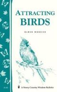 Attracting Birds: Storey Country Wisdom Bulletin A-64 di Olwen Woodier edito da STOREY PUB