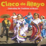 Cinco de Mayo: Celebrating the Traditions of Mexico di Diane Hoyt-Goldsmith edito da Holiday House