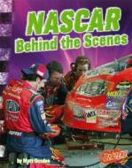 NASCAR Behind the Scenes di Matt Doeden edito da Blazers