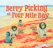 Berry Picking at Four Mile Bay: English Edition di Barbara Adjun edito da INHABIT EDUCATION BOOKS INC
