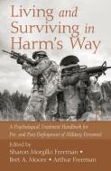 Living and Surviving in Harm's Way di Sharon Morgillo Freeman edito da Routledge