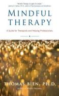Mindful Therapy: A Guide for Therapists and Helping Professionals di Thomas Bien edito da WISDOM PUBN