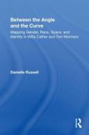 Between the Angle and the Curve di Danielle Russell edito da Taylor & Francis Ltd