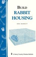 Build Rabbit Housing: Storey Country Wisdom Bulletin A-82 di Bob Bennett edito da STOREY PUB