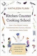 The Kitchen Counter Cooking School: How a Few Simple Lessons Transformed Nine Culinary Novices Into Fearless Home Cooks di Kathleen Flinn edito da Viking Books