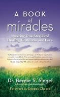 A Book of Miracles: Inspiring True Stories of Healing, Gratitude, and Love di Bernie S. Siegel edito da NEW WORLD LIB