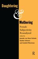 Daughtering And Mothering edito da Taylor & Francis Ltd