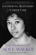 Gathering Blossoms Under Fire: The Journals of Alice Walker, 1965-2000 di Alice Walker edito da SIMON & SCHUSTER