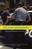 Policing Immigrants - Local Law Enforcement on the  Front Lines di Doris Marie Provine edito da University of Chicago Press