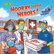 Hooray for Our Heroes! (Sesame Street) di Sarah Albee edito da RANDOM HOUSE