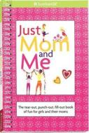 Just Mom and Me: The Tear-Out, Punch-Out, Fill-Out Book of Fun for Girls and Their Moms edito da American Girl Publishing Inc