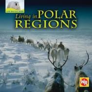 Living in Polar Regions di Tea Benduhn edito da Gareth Stevens Publishing