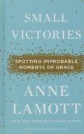 Small Victories: Spotting Improbable Moments of Grace di Anne Lamott edito da Thorndike Press Large Print